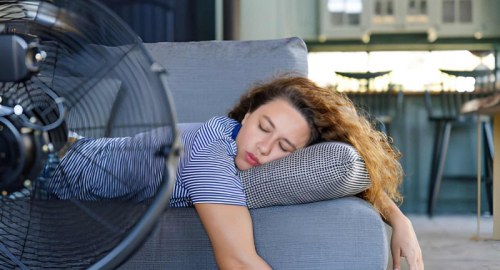 Caldo e sonno: perch� con l�afa dormiamo peggio e cosa funziona davvero